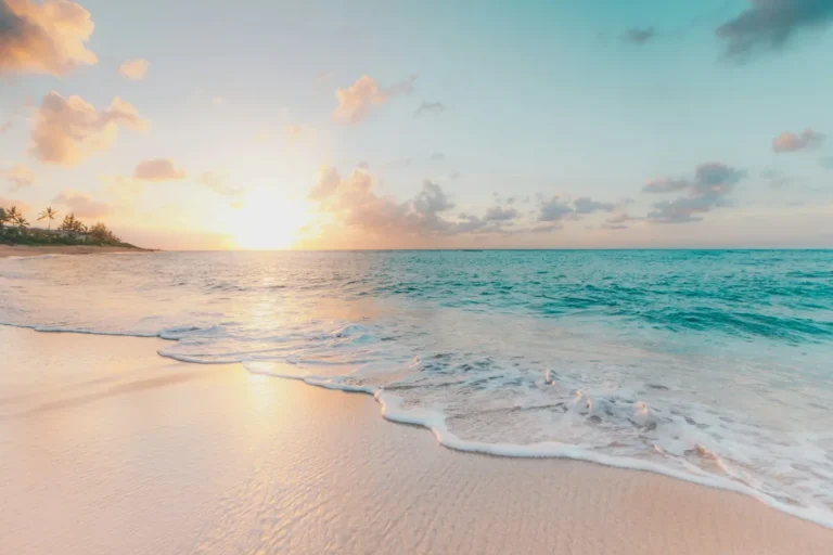 Plage au lever du soleil – résidence permanente à Chypre par investissement