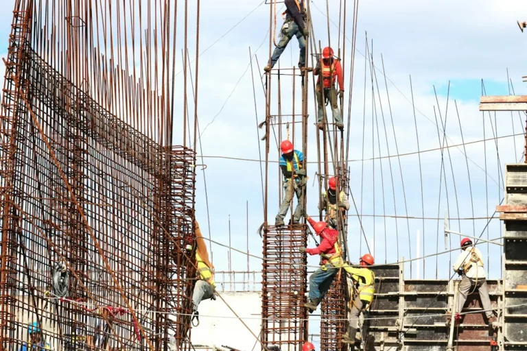 Ouvriers sur un chantier – retard de livraison
