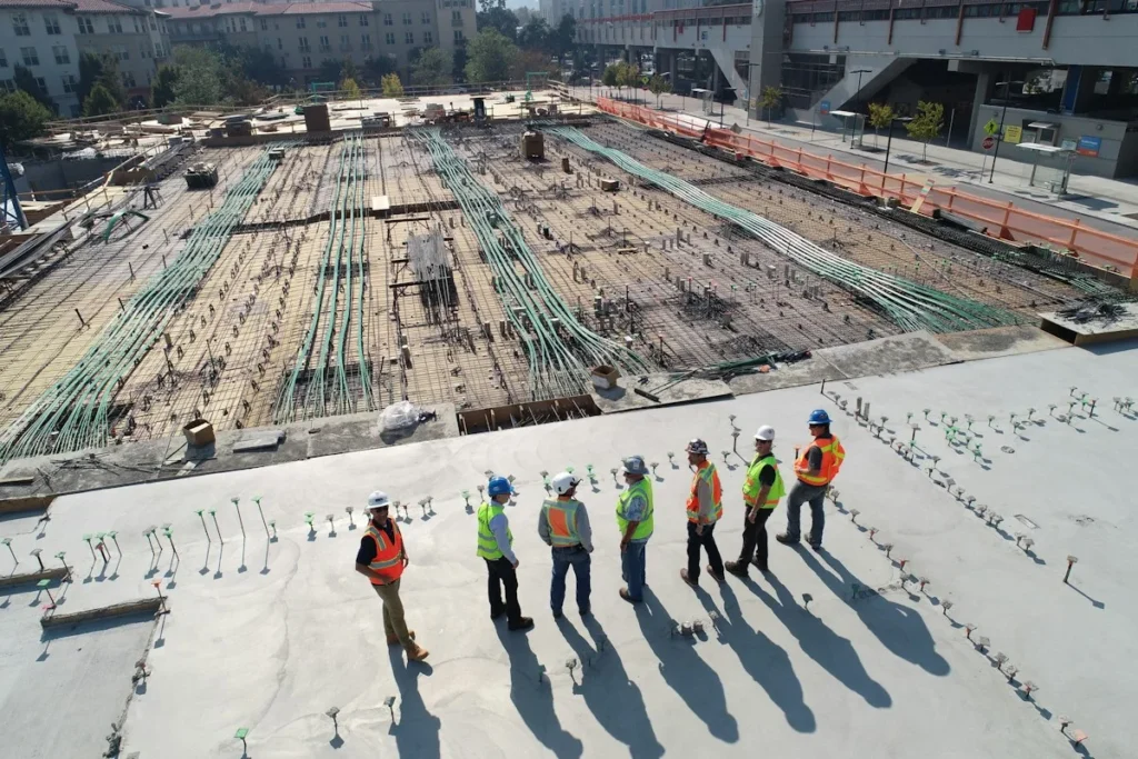 People on a construction site – combination deal for landowners