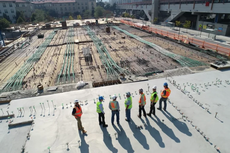 Personnes sur un chantier – opération de combinaison
