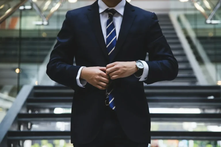 Homme d’affaires en costume – marque à l’étranger